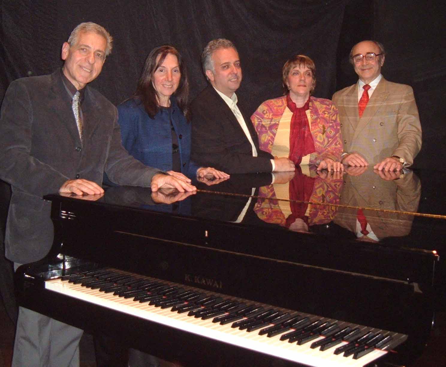 Fotografìa tomada el domingo, en la creación de la sociedad de pianistas