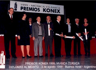 Dr. Luis Ovsejevich (Pte. Fundación Konex), B. de Gutiérrez Walker (Sec. Cultra de la Nación), Roberto García Morillo (jurado), Gerardo Gandini, Washington Castro, Marta Lambertini, Salvardor Ranieri, y por Antonio Taurielo, su hija