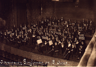 Celestino Piaggio en el podio de la orquesta de la Asociación Sinfónica de Bs. As.