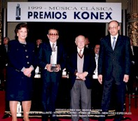 B. de Gutiérrez Walker (Sec. Cultura de la Nación), Waldemar Axel Roldán y Roberto García Morillo (jurados), Dr. Luis Ovsejevich (Pte. Fundación Konex). Haga un clic con el ratón para ampliar la imagen.